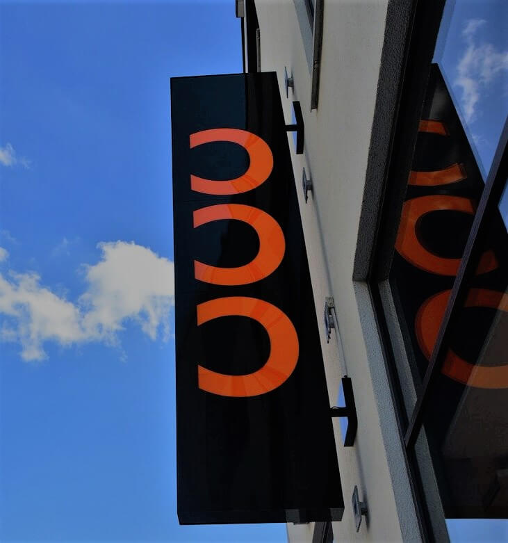 cómo colocar vinilos decorativos en vidrio