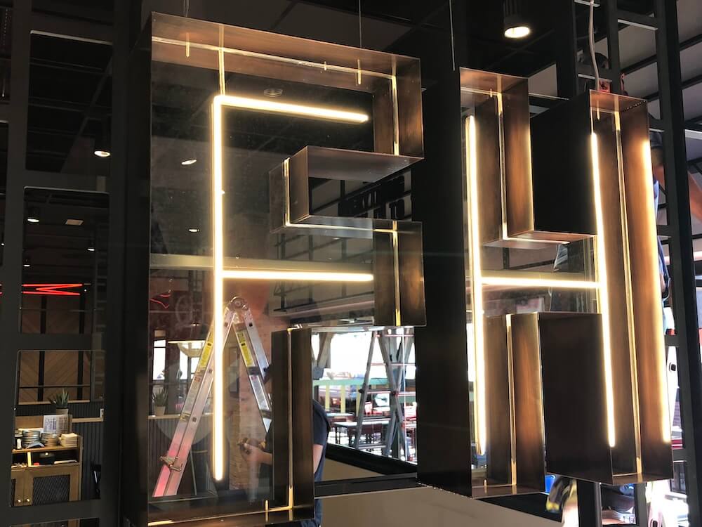 letra-corporea-acero-iluminado