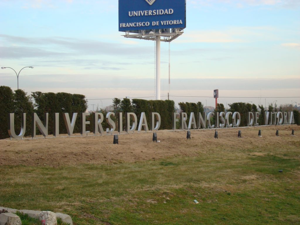 Letras Corpóreas Acero Universidad Francisco Vitoria