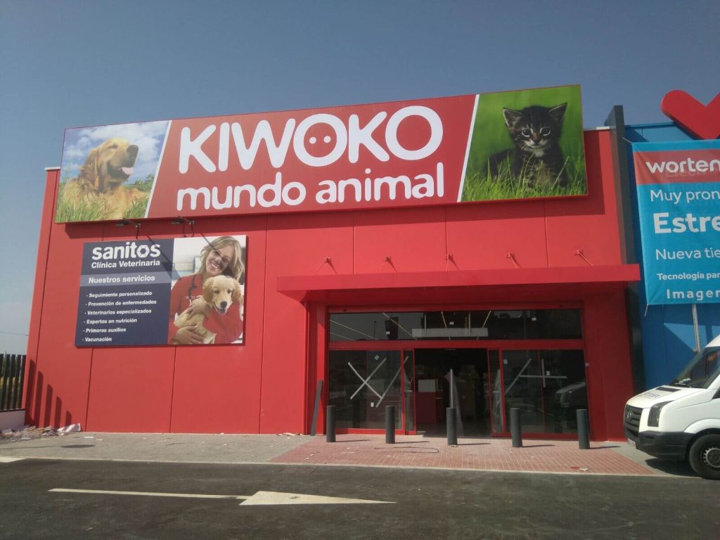 trabajo destacado rotulos y monopostes en kiwoko