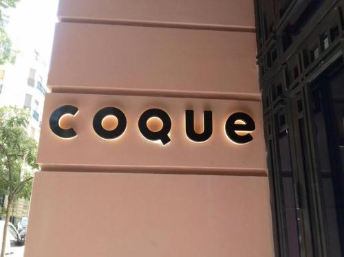 Letras corporeas retroiluminadas para negocios