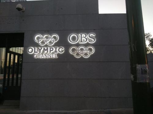 Letras corporeas retroiluminadas para negocios