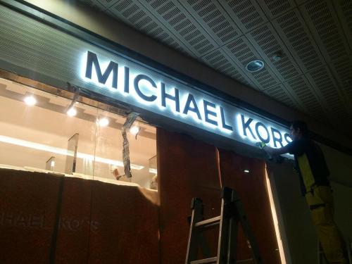 Letras corporeas retroiluminadas para negocios