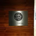 Placas de Identificación para Empresas y Despachos: Pequeño Formato, Gran Impacto