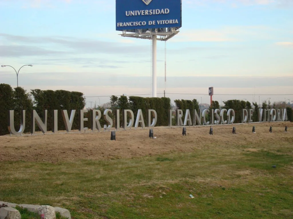Letras Corpóreas Acero Universidad Francisco Vitoria