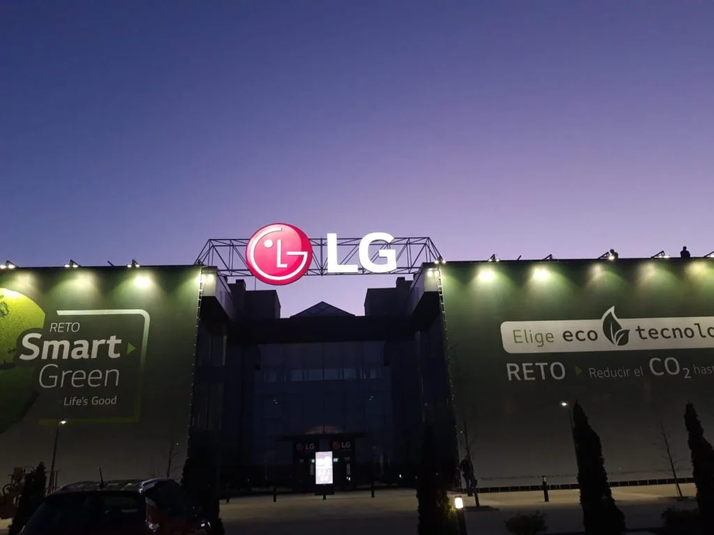 trabajo destacado en rotulo de azotea LG