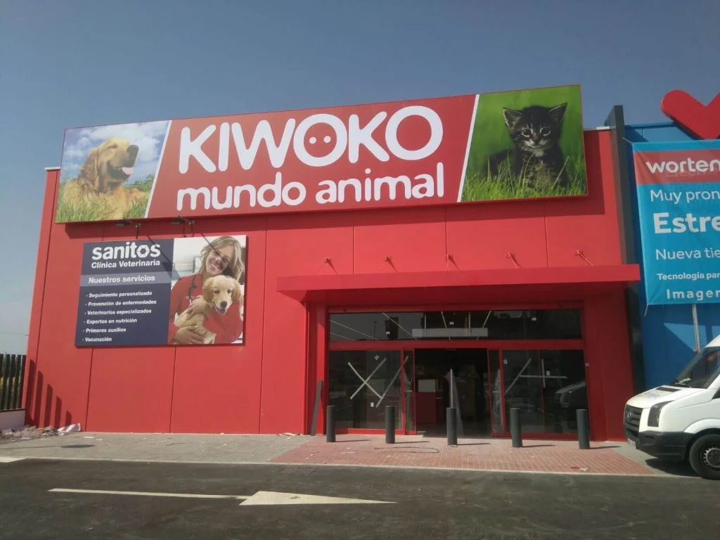 trabajo destacado rotulos y monopostes en kiwoko