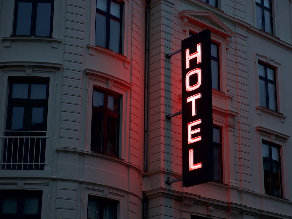 letras corpóreas para hoteles señalética hotelera
