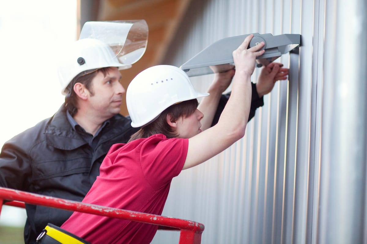 instalación letras corpóreas en fachada empresa paso a paso