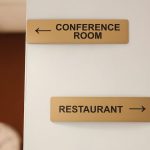 Señalética para Oficinas Corporativas: Guía para Jefes de Obra y Facility Managers