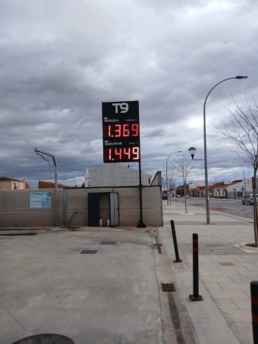 monolitos-gasolinera-rotuser-2